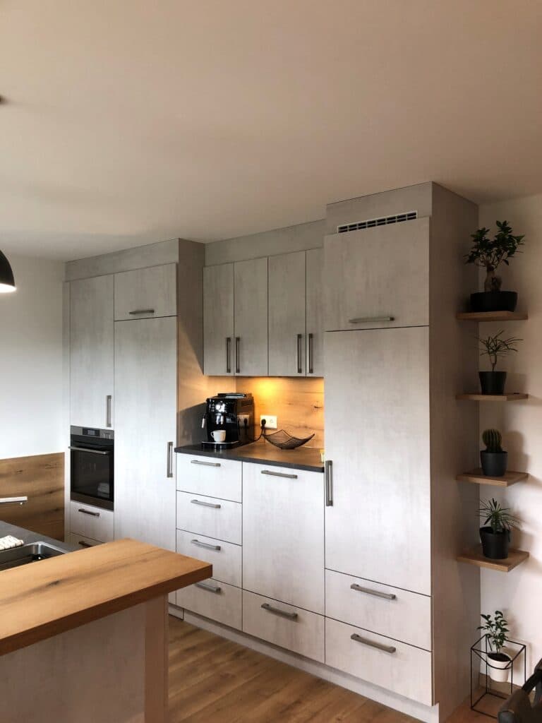 KÜCHE IN HELLER BETONOPTIK