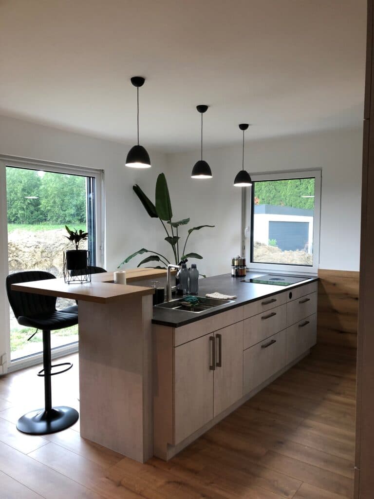 KÜCHE IN HELLER BETONOPTIK