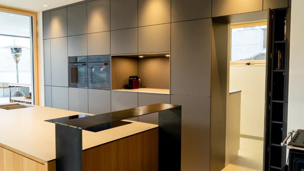 Moderne Küche mit Speisekammer 2