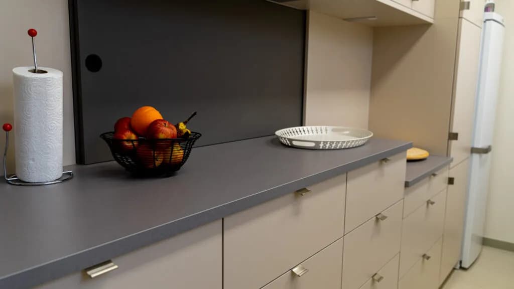 Moderne Küche mit Speisekammer 6